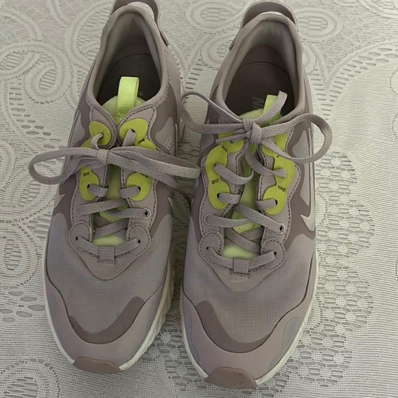 React Nike Woman Sneakers. - Picture 1 of 7